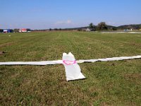 20170930_Ziellanden_IMG_9070 Auf der Wiese wurde ein Feld von 20x40m ausgemessen und dessen Mitte mit einem weiÃŸen Kreuz markiert.