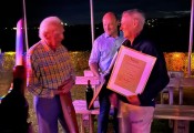 5x Geburtstag, 07.10.2023 :: Franz Bauer erhält die Ehrenurkunde und sein Geschenk von Präsident Klaus Richter
